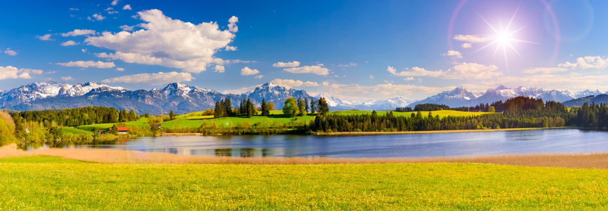 Panorama Landschaft in Bayern mit Alpen im Allgäu am Forggensee